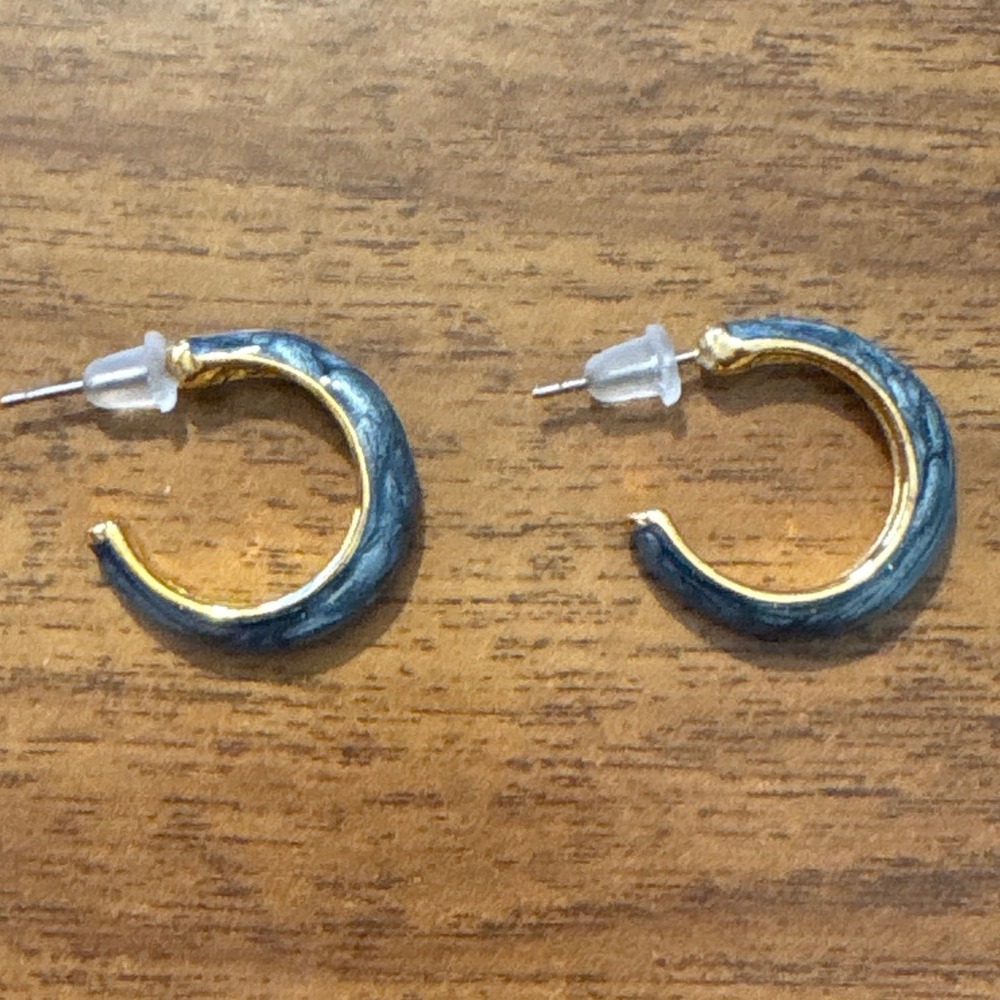 1990s Blue Marbled Enamel Gold Tone C-Hoop Earrings Post Back 0.75 Inch